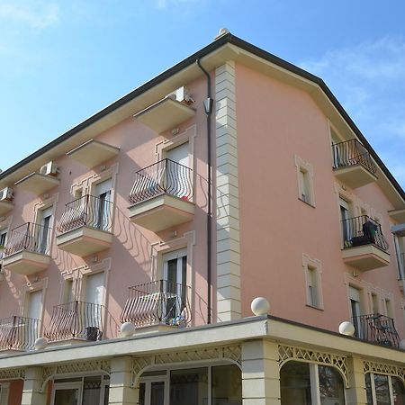 Residence Uno Studio&Suites Римини Экстерьер фото