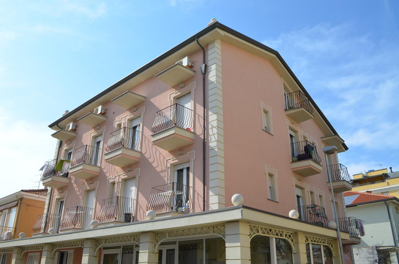 Residence Uno Studio&Suites Римини Экстерьер фото
